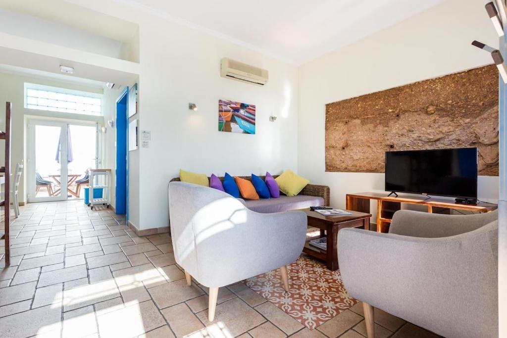 Refurbished Beachfront House, Pool, Ac, Wifi, Albufeira, Sea View Ferienhaus *