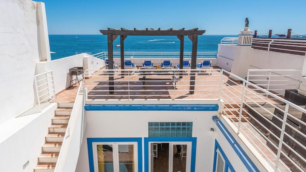 Vakantiehuis Refurbished Beachfront House, Pool, Ac, Wifi, Albufeira, Sea View Albufeira