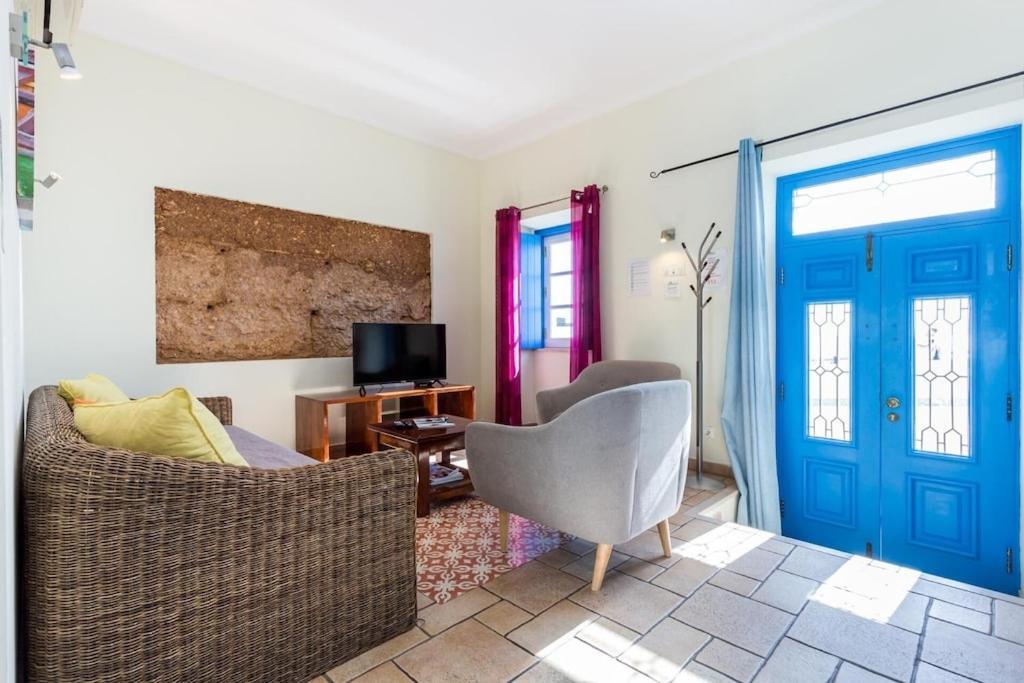 Vakantiehuis Refurbished Beachfront House, Pool, Ac, Wifi, Albufeira, Sea View Albufeira