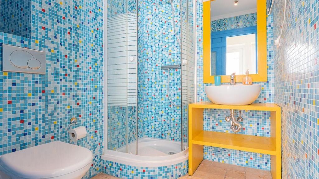 Vakantiehuis Refurbished Beachfront House, Pool, Ac, Wifi, Albufeira, Sea View *