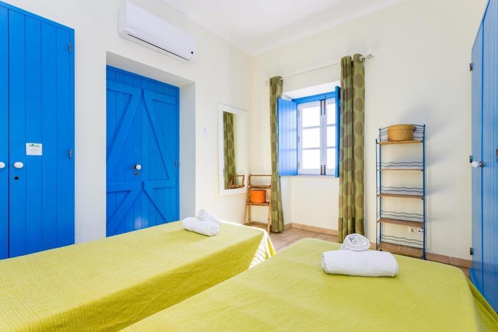 Vakantiehuis Refurbished Beachfront House, Pool, Ac, Wifi, Albufeira, Sea View Albufeira